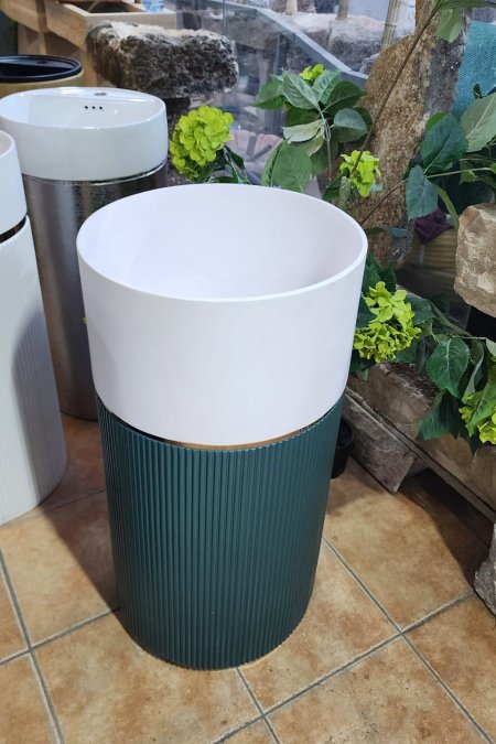 مغسلة ستاند بيضاء بقاعدة خضراء أنيقة